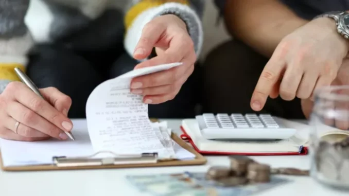 Confiance des ménages en baisse : pourquoi les gros achats risquent de passer après