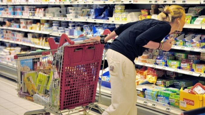 Prix en rayon différent du prix en caisse : quel tarif pouvez-vous réclamer ?