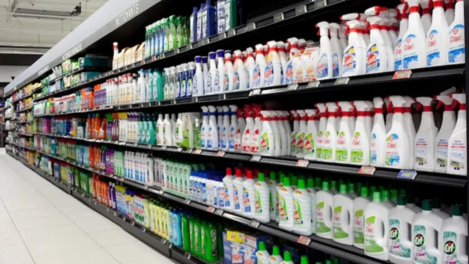 Produit ménager, insecticide, désinfectant : ces mentions à lire avant d’ouvrir le flacon