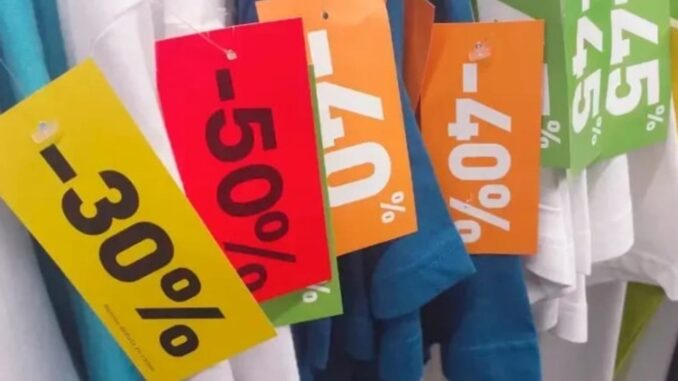 Étiquettes de prix avec réductions.