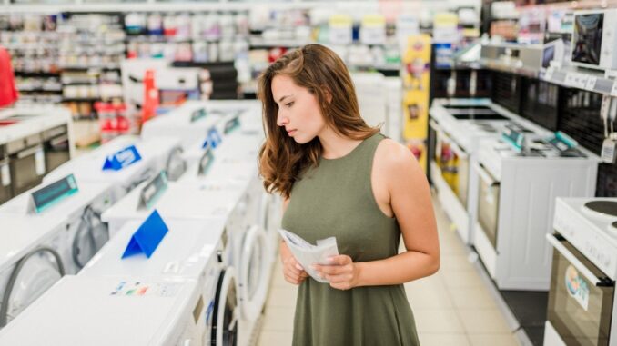 Électroménager : le projet européen sur l’étiquette énergie pourrait changer la façon de comparer la consommation des appareils avant l’achat