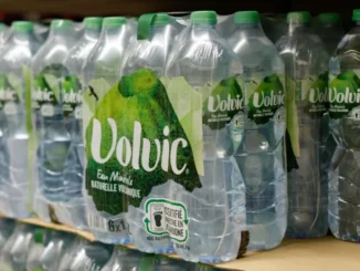Volvic condamnée : ce que les mentions environnementales trompeuses doivent pousser à vérifier avant de croire l’étiquette