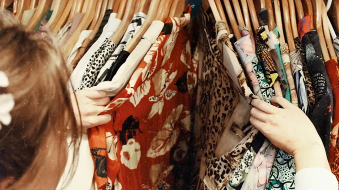 Fast fashion : prix, publicité, retours, ce que la loi adoptée par le Parlement peut changer pour les acheteurs